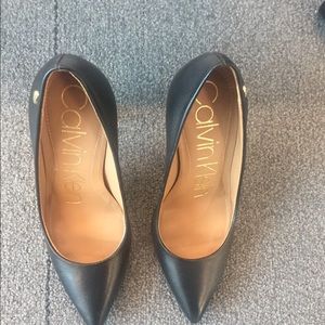 Like New! Black Calvin Klein Pumps